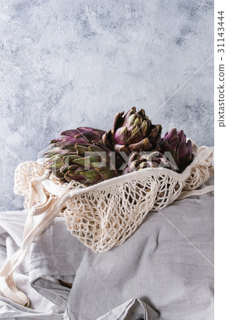 Uncooked purple artichokes 31143444