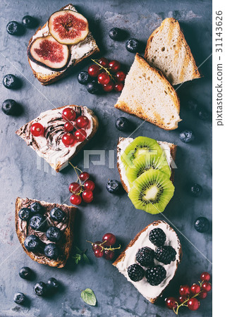Dessert sandwiches with berries 31143626