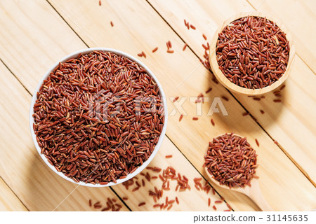Rice berry in white bowl on wooden background Rice berry in white bowl on wooden background 31145635