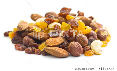 mixture of nuts and raisins 31145782