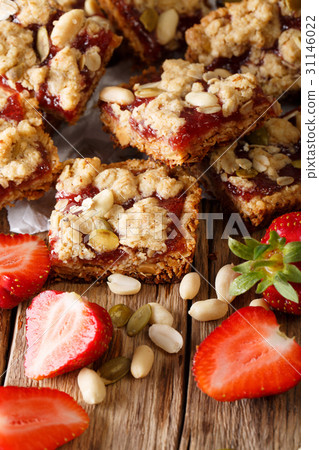 圖庫照片: peanut and strawberry jelly oat bar squares