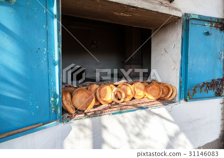 Traditional uzbek flatbread with sesame seeds  31146083