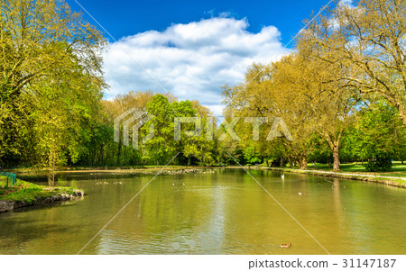 Pond at the Chateau de Cheverny, one of the Loire 31147187