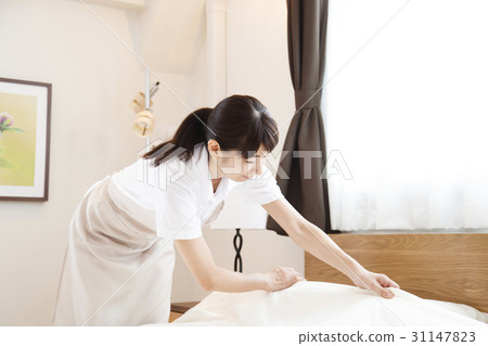 House keeper housework acting house cleaning cleaning cleaning housekeeper woman 31147823