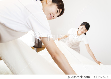 House keeper housework acting house cleaning cleaning cleaning housekeeper woman 31147825