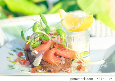 smoke salmon serve with bread and lemon 31149046