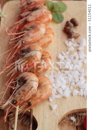 Shrimp or prawn baked with salt is delicious. 31154011