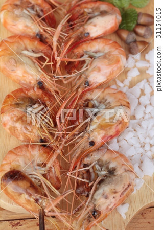 Shrimp or prawn baked with salt is delicious. 31154015