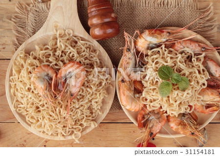 Instant noodle and shrimp baked is delicious. Instant noodle and shrimp baked is delicious. 31154181