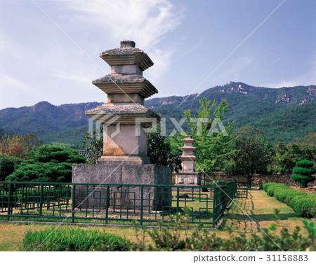 Gyeongju Nansanri three-story pagoda (Treasure No. 124), Gyeongju, Gyeongbuk Gyeongju Nansanri three-story pagoda (Treasure No. 124), Gyeongju, Gyeongbuk 31158883