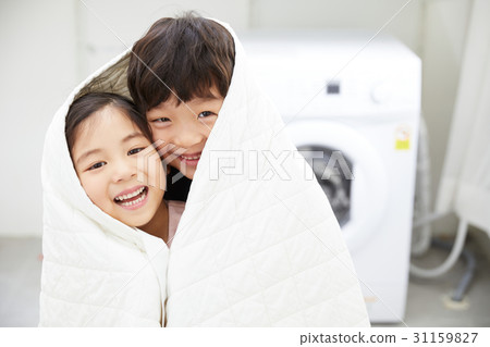 Happy brothers and sisters 31159827