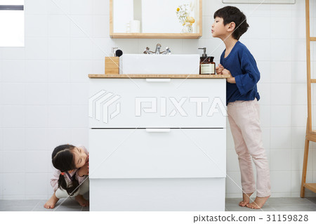 Happy brothers and sisters Happy brothers and sisters 31159828