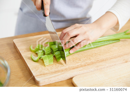 A housewife cooking 31160074