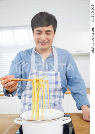 一個三十多歲的男人做飯 31160101