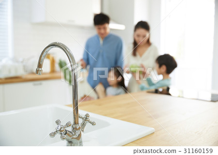 Happy four families 31160159