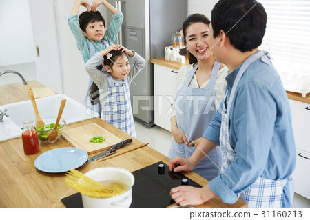 Happy four families Happy four families 31160213