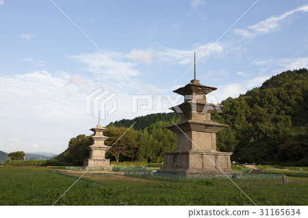 Gyeongju is a three-story stone pagoda (National Treasure No.112), Gyeongju (Gyeongju), Gyeongju 31165634