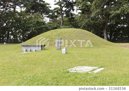 The royal tomb of Gyeongju Shinmu (Historic Site No. 185), Gyeongju City, Gyeongbuk Province 31168536
