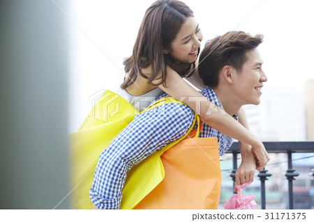 Asian couple enjoy dating with happiness 31171375