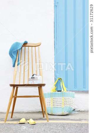 Hats, bags, radio 31172629