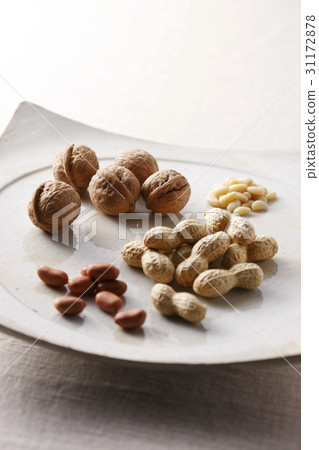 花生，核桃和松子 31172878