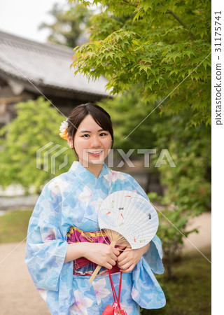 Women enjoying sightseeing in Yukata 31175741
