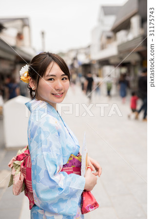 Women enjoying sightseeing in Yukata 31175743