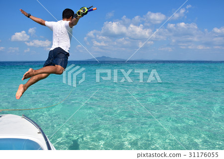 man jumps into the sea on his holiday man jumps into the sea on his holiday 31176055