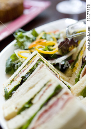 三明治，沙拉 31177876