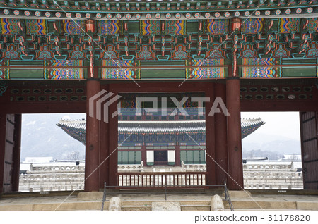 Kunjongjeon (National Treasure No.223), Kunjungmun Gate (Treasure 812), Gyeongbok Palace, Jongno-gu, Seoul Kunjongjeon (National Treasure No.223), Kunjungmun Gate (Treasure 812), Gyeongbok Palace, Jongno-gu, Seoul 31178820