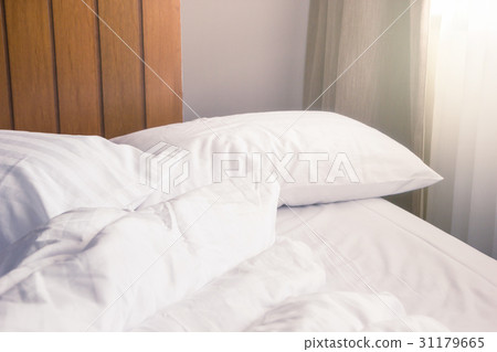 white pillow and blanket with wrinkle messy on bed 31179665