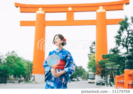 一名婦女在京都觀光的浴衣時尚 31179709