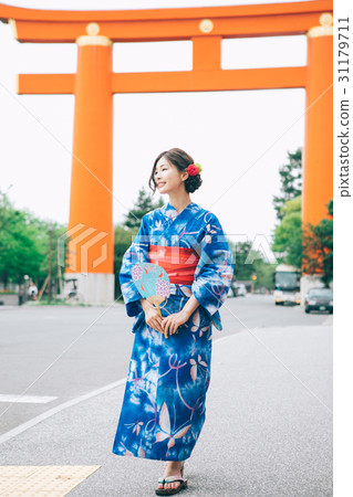 一名婦女在京都觀光的浴衣時尚 一名婦女在京都觀光的浴衣時尚 31179711