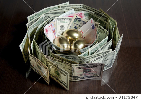 Golden egg, paper money 31179847
