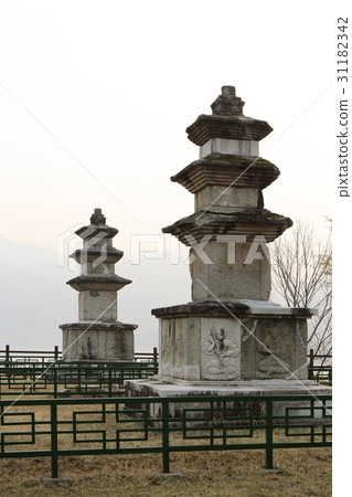 江原道Hoengseong-gun Heung-Il的三層石塔 31182342