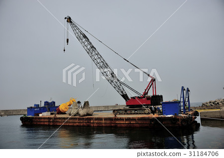 起重機,駁船,Eupseong港口,慶州,Gyeongbuk 起重機,駁船,Eupseong港口,慶州,Gyeongbuk 31184706