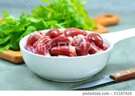 raw chicken hearts 31187428