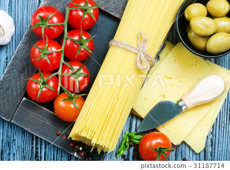 pasta and tomato 31187714