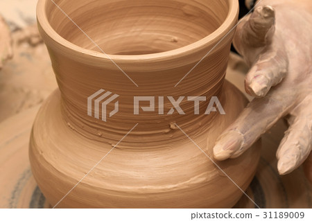 Process of making crockery on a potter's wheel 31189009