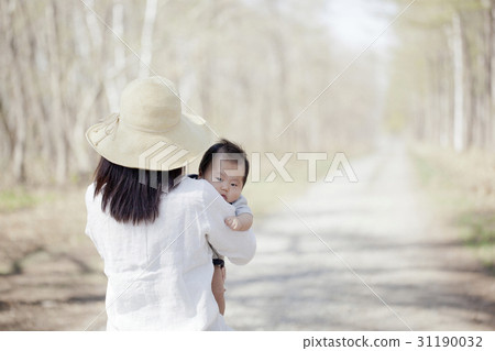 父母和孩子外出散步 31190032