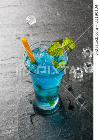 classic cocktail bule drink with lime 31190134