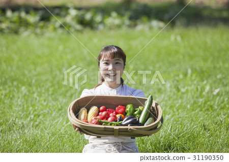 享受家庭菜園的婦女 31190350