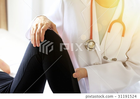 Doctor and patient, Examination of the knee pain. 31191524