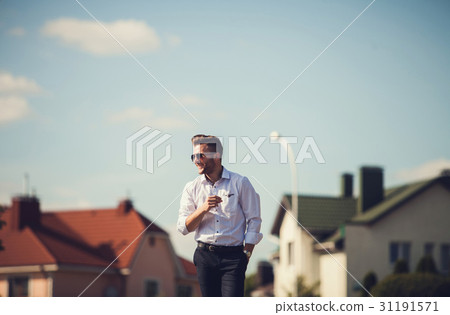 Cheerful young handsome man in sunglasses 31191571