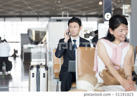 在機場等候時間在機場工作的商人 在機場等候時間在機場工作的商人 31191825