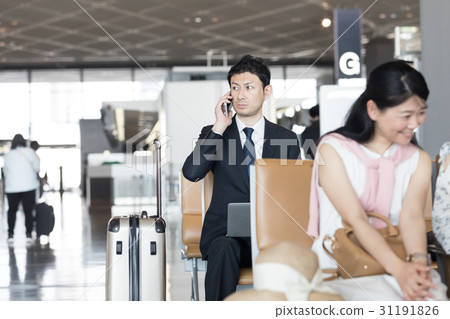 在機場等候時間在機場工作的商人 在機場等候時間在機場工作的商人 31191826