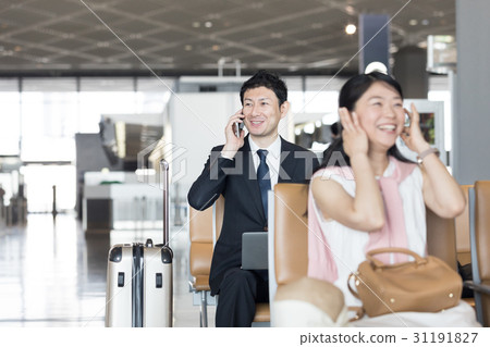 在機場等候時間在機場工作的商人 在機場等候時間在機場工作的商人 31191827