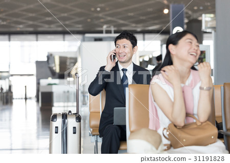 在機場等候時間在機場工作的商人 在機場等候時間在機場工作的商人 31191828