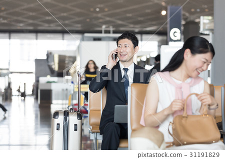 在機場等候時間在機場工作的商人 31191829
