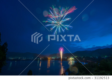 煙花在雨中顯示 31192513